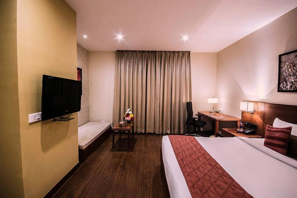 The Altruist Business Hotel Hitech Хайдарабад Номер фото