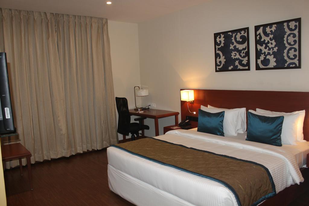 The Altruist Business Hotel Hitech Хайдарабад Номер фото